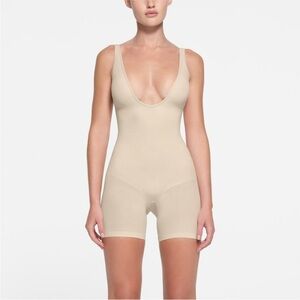 RARE SKIMS Seamless Sculpt Deep Plunge Short Bodysuit‎ Sand Size L  NWOT halter